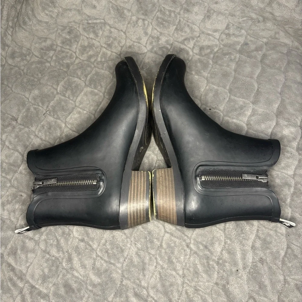Trendy Lucky Brand Black Rubber Ankle Rain Boots with Zipper & Short Heel